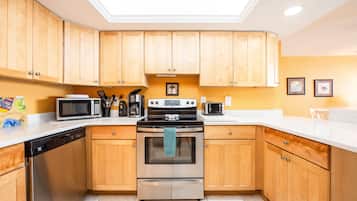 Microondas, horno, parrilla de estufa y lavavajillas