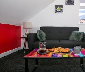 Appartement Junior | Aire de séjour | Téléviseur connecté de 30 po avec télévision numérique