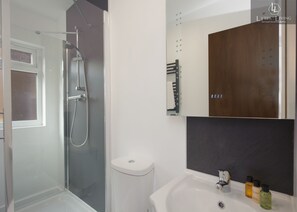 Business-Studio | Badezimmer | Dusche, Haartrockner, Handtücher, Seife