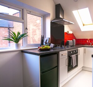 Private kitchen - Leicester's Lyter living Serviced apartments Opposite Leicester Railway Station (Leicester)
