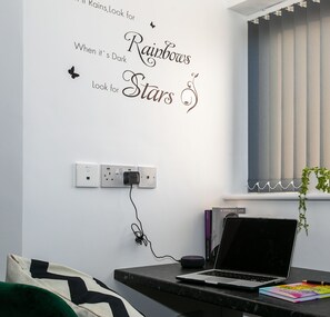Living area - Leicester's Lyter living Serviced apartments Opposite Leicester Railway Station (Leicester)