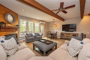 Smart-TV, peis, DVD-spiller og fotballspill