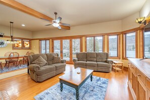 Smart TV, fireplace - Scenic Lake Escape w/ Games, Hot Tub & Dock Slip (McHenry)