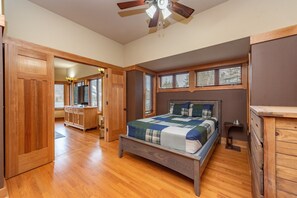 5 bedrooms, free WiFi, bed sheets - Scenic Lake Escape w/ Games, Hot Tub & Dock Slip (McHenry)