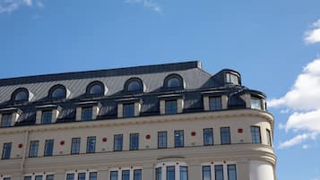 1 chambre, fer et planche à repasser, lits bébé (gratuits)