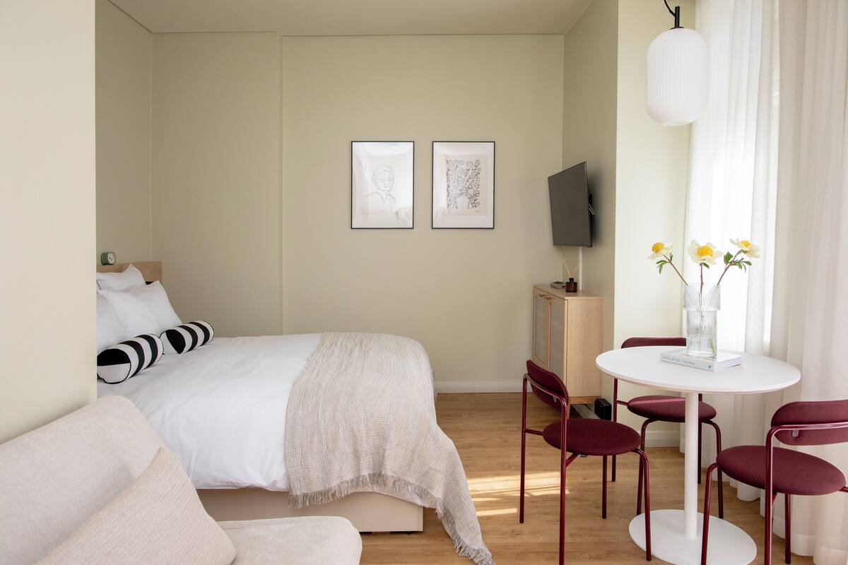 Comfy+ | Strykejern/-brett, barnesenger (inkludert) og wi-fi (inkludert)