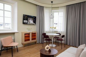 Roomy - 1 Bedroom | Strykejern/-brett, barnesenger (inkludert) og wi-fi (inkludert)