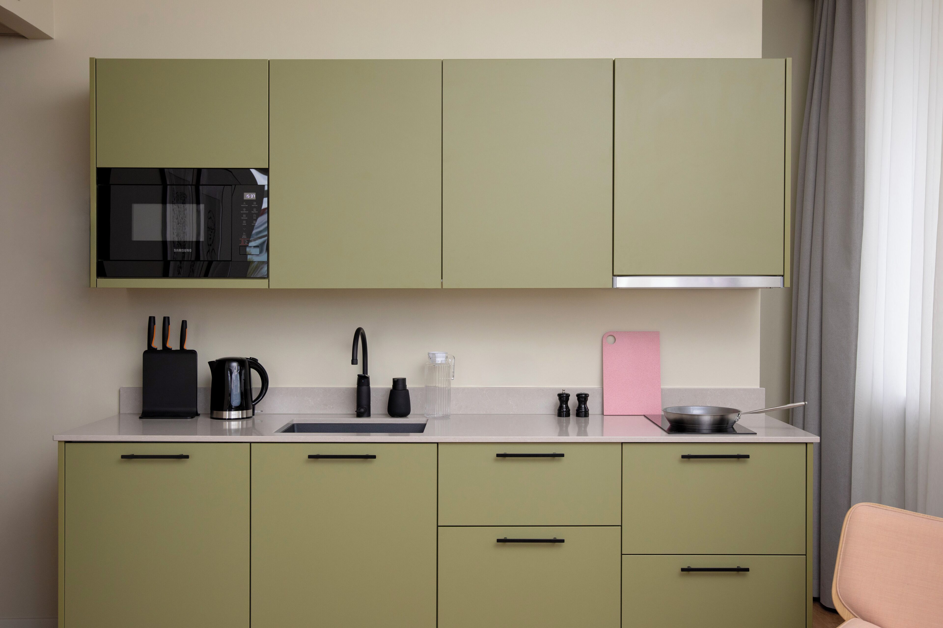 Roomy - 1 Bedroom | Eigene Küche | Mini-Kühlschrank, Mikrowelle, Wasserkocher mit Kaffee-/Teezubehör