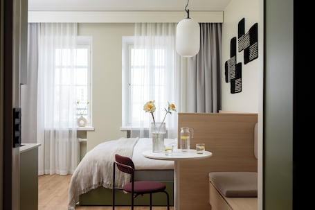 1 habitación, tabla de planchar con plancha y cunas gratuitas