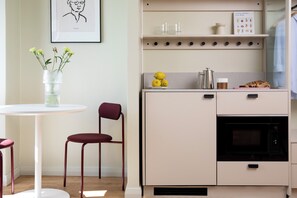 Comfy | Private kitchenette | Mini-fridge, microwave, coffee/tea maker, electric kettle - Bob W Turku City Centre (Turku)