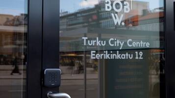Una puerta de cristal con un letrero que dice "Bob W. Turku City Centre Eerikinkatu 12".