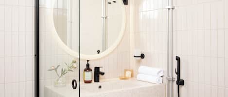 Comfy+ | Bathroom | Shower, eco-friendly toiletries, hair dryer, towels