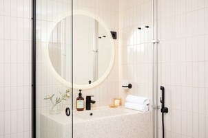 Ducha, artículos de tocador ecológicos, secador de pelo, toallas