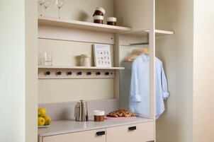 Una cocina con encimera, cafetera, hogaza de pan y un libro titulado "Anna Jones Easy Wins".