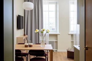 Roomy - 1 Bedroom | Iron/ironing board, free cribs/infant beds, free WiFi, bed sheets