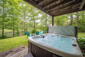 Outdoor spa tub - Cozy Dog Friendly Chalet Near Wisp w/ Fire Pit (McHenry)