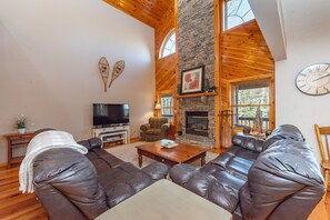 Smart TV, fireplace, DVD player - Cozy Dog Friendly Chalet Near Wisp w/ Fire Pit (McHenry)