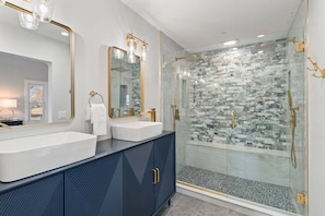 Shower, hair dryer - Renovated 4BR+ Independence Retreat on 1.3 Acres (Independence)