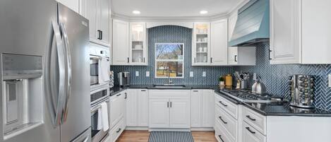 ثلاجة، ميكروويف، فرن، موقد طهي مسطح