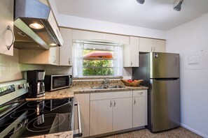 Kjøleskap, mikrobølgeovn, kaffetrakter/tekoker og papirhåndklær