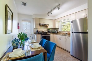 Réfrigérateur, micro-ondes, cafetière/bouilloire, serviettes en papier