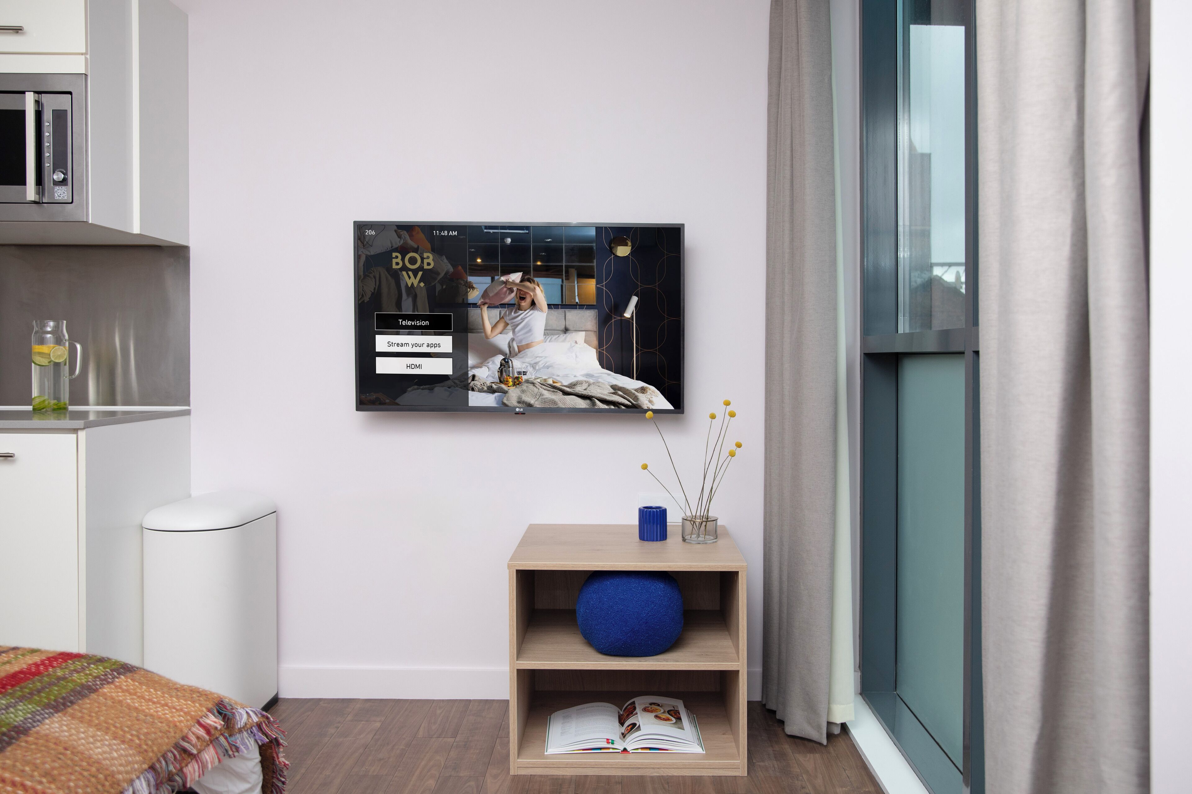 Studio | Dilengkapi dengan perabotan berbeda-beda dan setrika/meja setrika