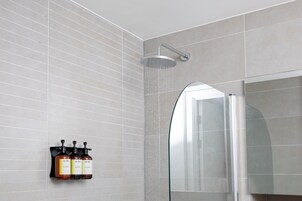 Superior Apartment | Bathroom | Eco-friendly toiletries, hair dryer, towels, soap