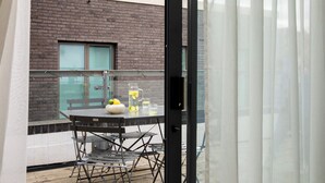 A balcony with a table, chairs, and a pitcher of lemonade. - Bob W London Tower Hill  - Residences (London)