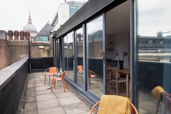 Grand Apartment | Balcony