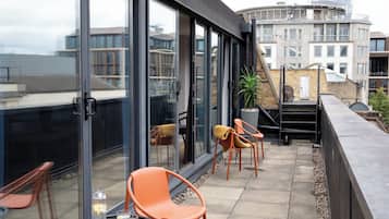 Grand Apartment | 1 bedroom, iron/ironing board, free WiFi, bed sheets