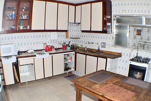 Een koelkast, een microgolfoven, een oven, een blender