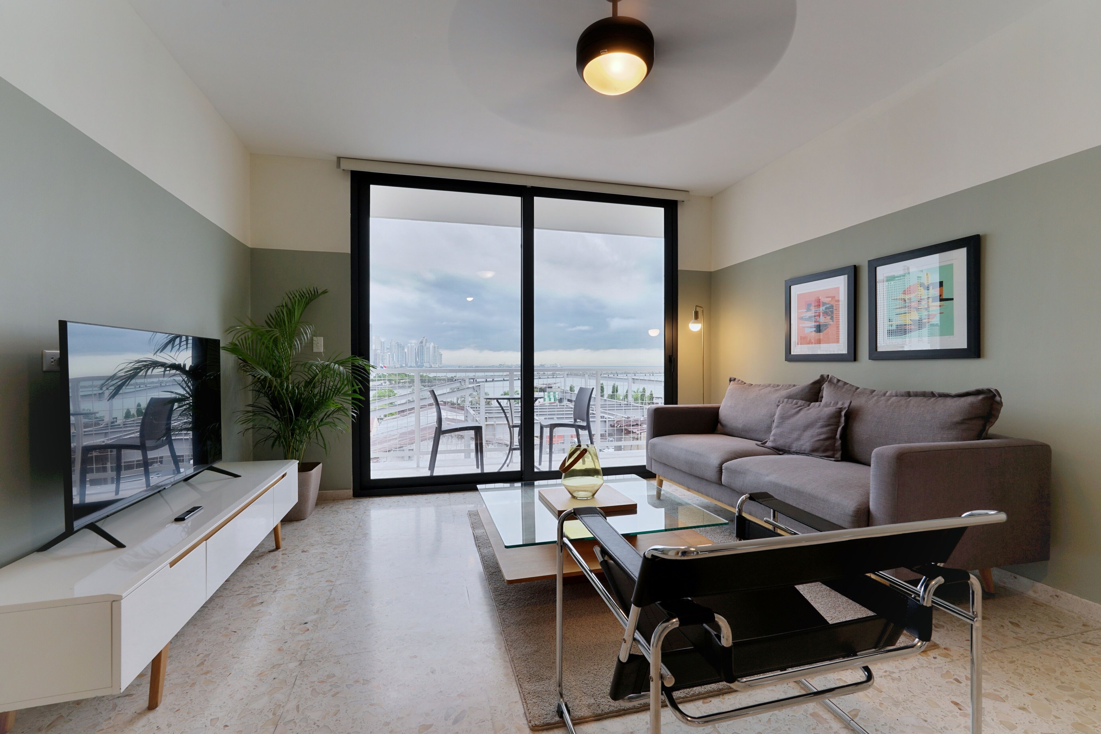Appartamento Deluxe | Area soggiorno | Smart TV 40 pollici con canali via cavo