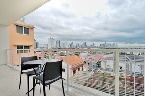 Deluxe Apartment | Balcony - La Moderna by Wynwood House (Panama City)