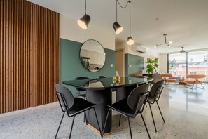 Appartement, 2 chambres | Coin séjour | TV connectée de 40 pouces avec chaînes par câble