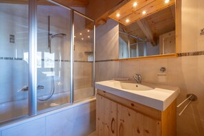 Shower - Chalet Vansamis, views & sauna (Haute-Nendaz)