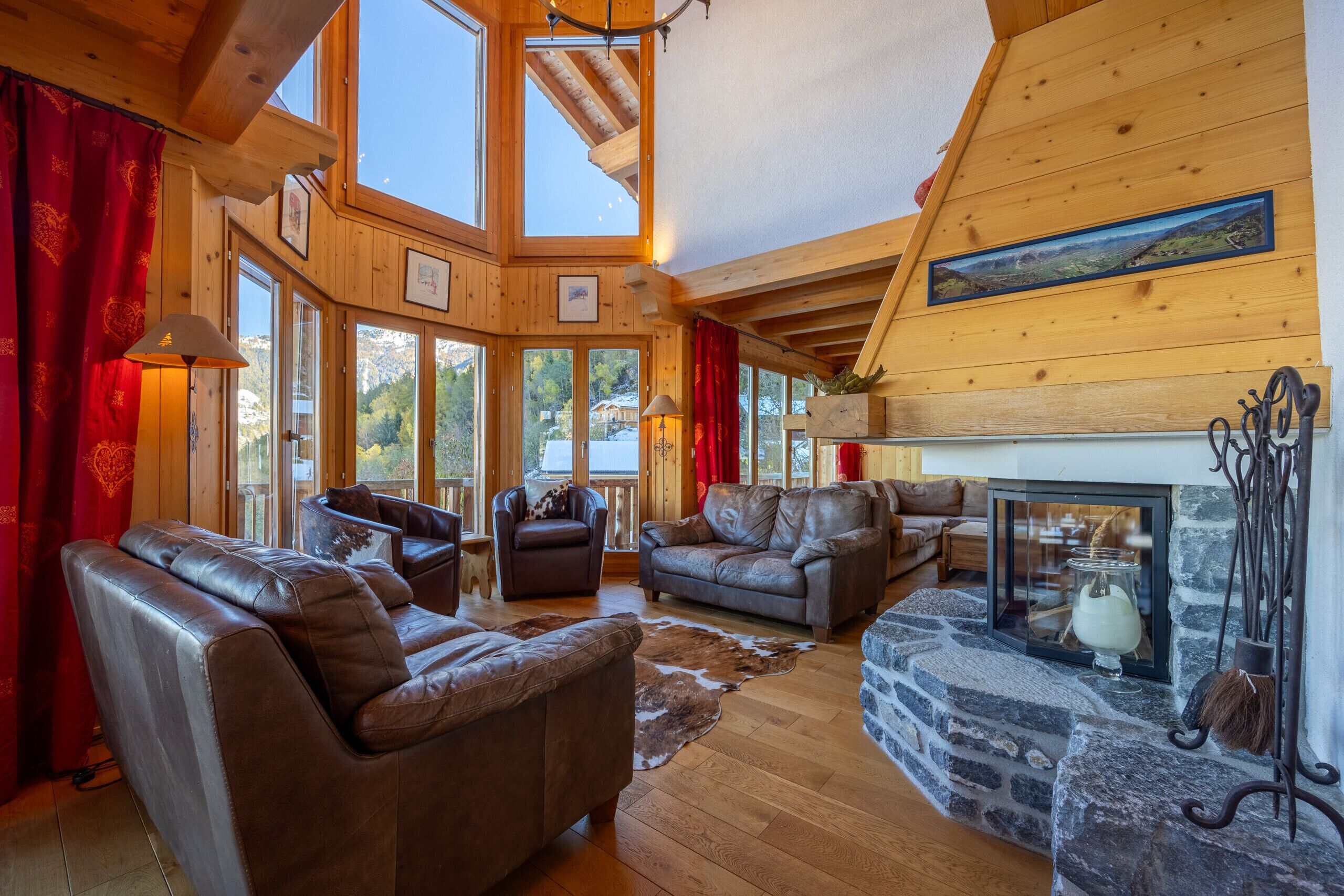 Una televisión, una chimenea