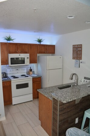 Private kitchen - Kissimmee Retreat: Explore Disney, Universal, and More! (Kissimmee)