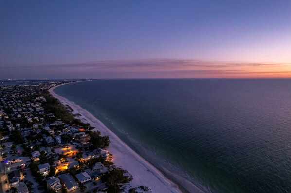 Beach nearby - Barefoot Mermaid 4, greatAMI location steps to the beach/fun on Pine Ave (Anna Maria)