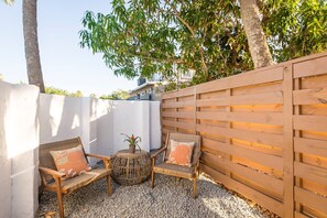 Unclassified image, 4 of 25, button