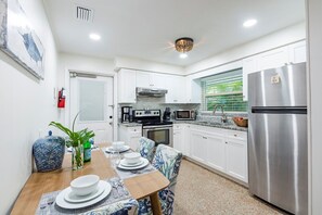 Een koelkast, een microgolfoven, een koffiezetapparaat/waterkoker