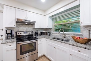 Fridge, microwave, coffee/tea maker - Barefoot Mermaid 2, steps to the beach (Anna Maria)