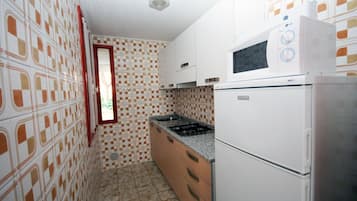 Coffee/tea maker, fridge, microwave, stovetop