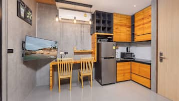 Studio | Private kitchen | Full-sized fridge, microwave, toaster, cookware/dishes/utensils