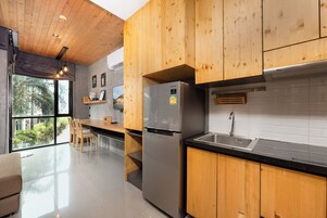 Refrigerador con freezer, microondas, tostadora, utensilios de cocina