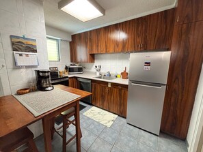 Frigorífico, microondas, horno y placa de cocina