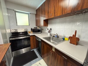 Frigorífico, microondas, horno y placa de cocina