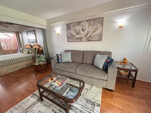 TV - Updated! Hawaiian King Humble Oasis 1-Bedroom (Honolulu)