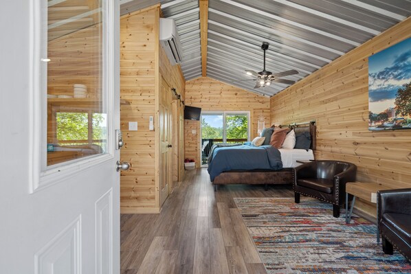 1 bedroom, free WiFi, bed sheets - Cabin #5 @ Rock Creek Cabins! King Bed, Great Porch, Nice Views, Pet Friendly!  (Hot Springs National Park)