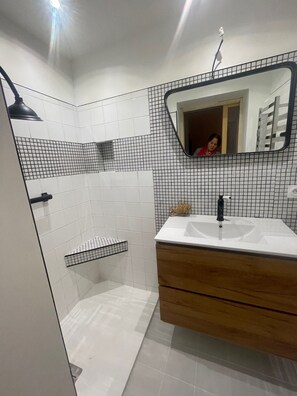 Sèche-cheveux, serviettes fournies, savon, papier toilette