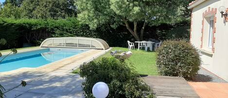 Una piscina techada, una piscina al aire libre